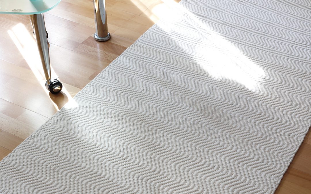 Single-colour rug charms with a beautiful wavy structure